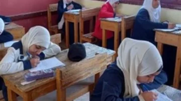 عقوبات مشددة.. حظر للهواتف والساعات الذكية داخل لجان الشهادة الإعدادية بمصر